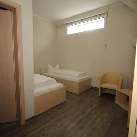 Kutterfisch Kajueten Direkt Im Stadthafen ساسنيتز